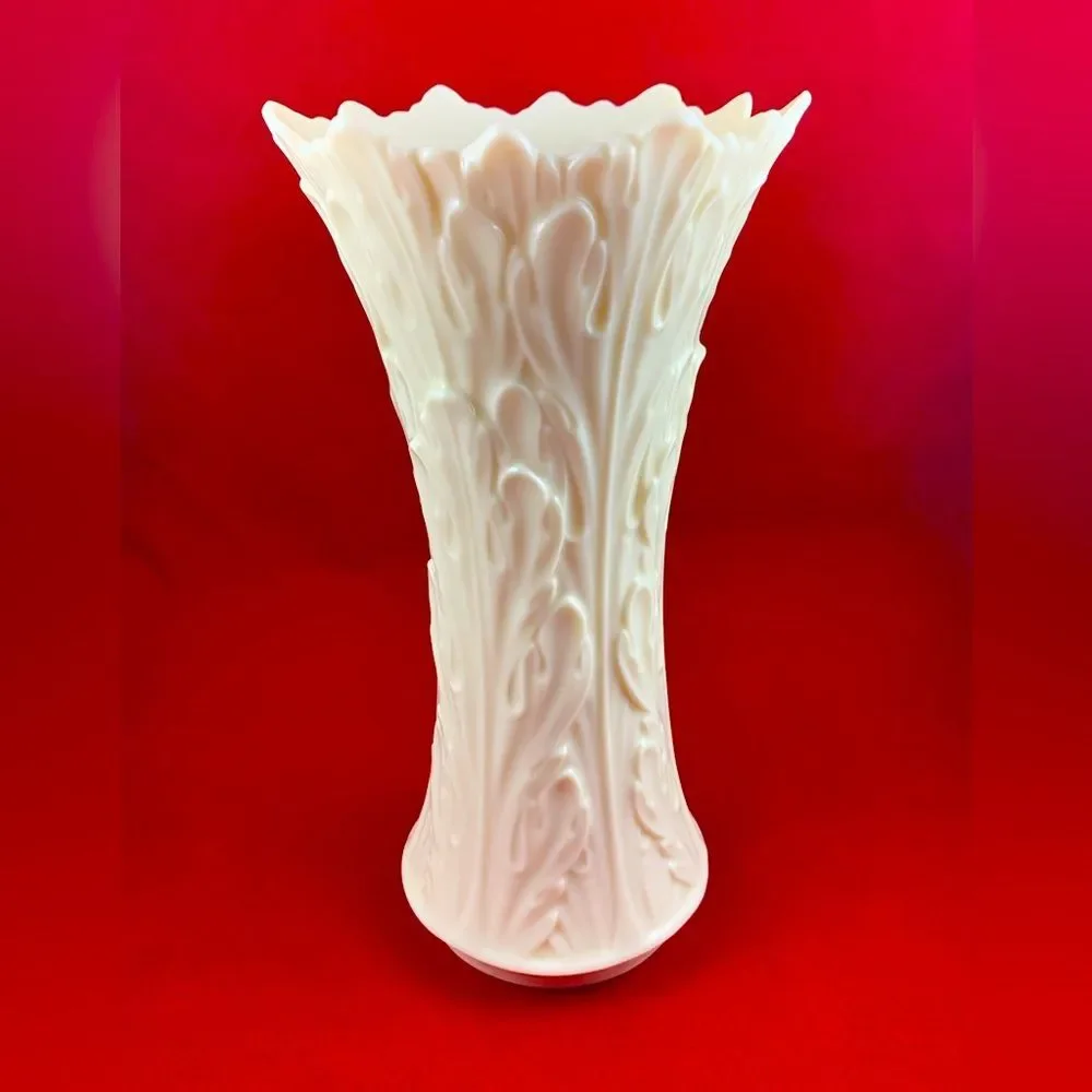 Vintage LENOX Woodbury Porcelain Detailed White Cream Vase with Scalloped Top - Picture 1 of 4